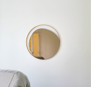Photo de galerie - Fixation d'un miroir au mur