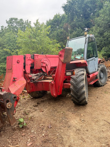 Photo de galerie - Besoin de lever ou déplacer des charges lourdes ? J’interviens avec mon chariot télescopique pour réaliser vos travaux de manutention : chargement, déchargement, levage de matériaux et assistance sur chantier