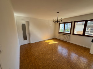 Photo de galerie - Rénovation complète de ce t3, avec dépose du papier peints, suivi d’une préparation pour accueillir de la toile de verre lisse. Changement de couleur sur toutes les boiseries 