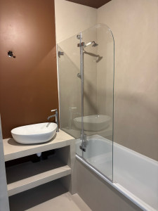 Photo de galerie - Pose et Raccordement d’une vasque et de sa robinetterie , Pose d’un pare bain , Pose et raccordement d’une robinetterie bain douche et de sa barre 