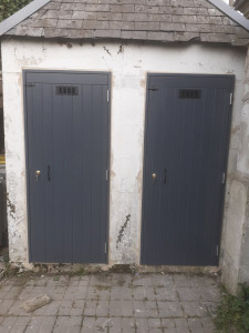 Photo de galerie - Fabrication de deux nouvelles portes de cabanon en Red Cedar et paumelles inox