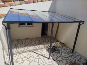 Photo de galerie - Installation d'une pergola adossée 