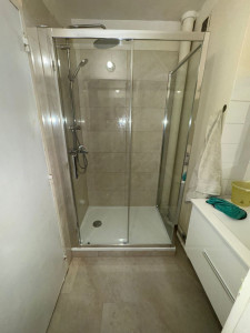 Photo de galerie - Installation bac à douche et paroi de douche et carrelage 