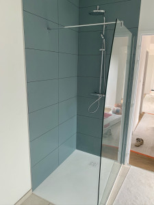Photo de galerie - Pose d’une paroi fixe SanSwiss ainsi que la colonne de douche .