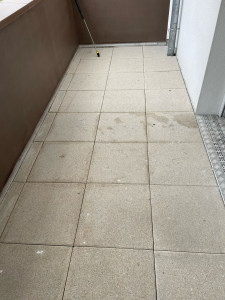 Photo de galerie - Avant nettoyage et après nettoyage de dalle 