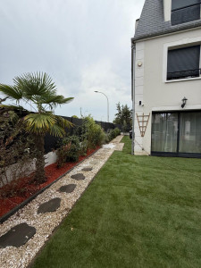 Photo de galerie - Aménagements: rouleaux de gazon, copeaux rouges, cailloux, pas japonais. 