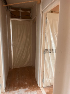 Photo de galerie - Dépose de 5 bloc porte en fer pour repose de bloc porte et réaménagement couloir placo