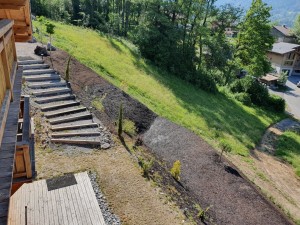 Photo de galerie - Terrassement sur un versant pour un chalet et création de terrasse en talus 