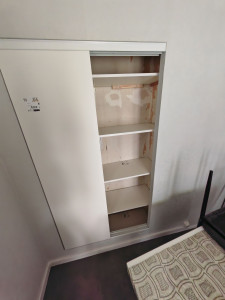 Photo de galerie - Installation étagère + porte coulissante 