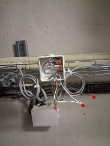 Photo de galerie - Tirage de câble bus et installation de boite de dérivation