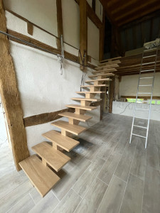Photo de galerie - Escalier sur limon central vernis et vitrifier 