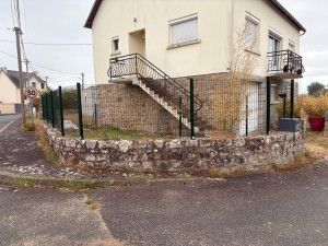 Photo de galerie - Pose d’une clôture rigide sur un mur en pierre 