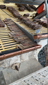 Photo de galerie - Réfection d’une gouttière cuivré ainsi que sa rive a noquets sur tuiles plate et pour finaliser l’étanchéité la création d’une jouet en zincs quartz a été réalisé 