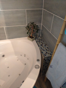 Photo de galerie - Rénovation complète d'une salle de bain avec installation d'une baignoire balnéo, création d'un coffre, installation de meuble avec vasque, modification du réseau électrique.