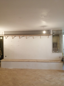 Photo de galerie - Fabrication étagère bibliothèque avec un claustrale entre cuisine et salon et une grande banquet avec des porte ouvrant en haut et des endroits du rangement en bois chêne