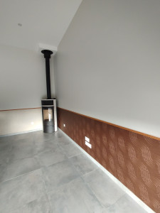 Photo de galerie - Mise en peinture des murs séjour, pose de chambranle pour création de sous bassement et pose de papier peint.