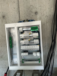 Photo de galerie - Installation d’une armoire électrique chez un client 