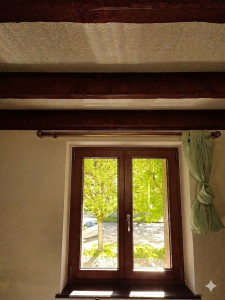 Photo de galerie - Installation de fenêtres double vantaux en Chêne Doré avec aération. Pose et réglages effectués pour garantir une manipulation fluide, durable et sécurisée. Une solution robuste, esthétique et parfaitement ventilée pour votre logement