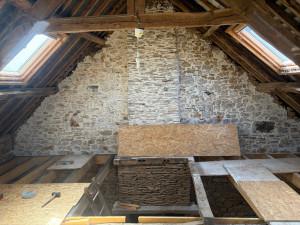Photo de galerie - Rejointoiement en pierre apparente à l’intérieur d’une charpente traditionnelle