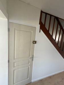 Photo de galerie - Ponçage, première couche de peinture Unikalo, pose des plinthes, joint acrylique, deuxième couche de peinture. Pour une finition propre avec l'escalier, j'ai ajouté une moulure.