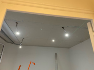 Photo de galerie - Réalisation de faux plafond avec remplacement d’une lampe par 4 spots.