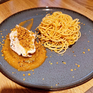 Photo de galerie - ?️? Brosme des Brumes d’Ambre
Nacré. Précis. Sans compromis.
Le brosme se tient, le céleri ancre, la carotte fuse au gingembre.
Les spaghettis s’enroulent dans une crème au paprika fumé — chaude, profonde, presque addictive