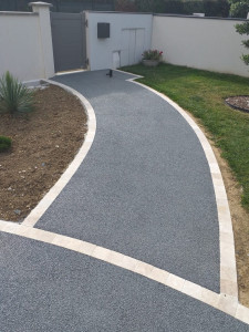 Photo de galerie - Pose de bordures pavés et allée en béton drainant.