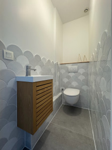 Photo de galerie - Wc suspendu + lave mains, carrelage sol et murs, peinture