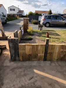 Photo de galerie - Création d'un clôture en ardoise+ bastaing en chêne. 