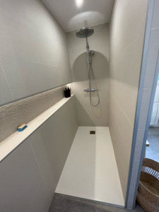 Photo de galerie - Création d’une salle de bain sur mesure avec prestations haut de gamme
