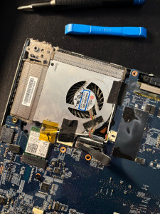 Photo de galerie - Ordinateur MSI lent et chauffant beaucoup, pour cause, de la poussière accumulée sur les radiateurs empêchaient une bonne circulation de l’air. Après un bon nettoyage, il y a une augmentation des performances. 