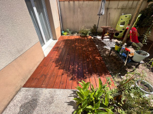 Photo de galerie - Rénovation de terrasse en bois et application d’un lasure 