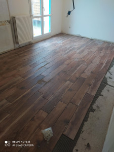 Photo de galerie - Pose d'un carrelage aspect parquet bois.