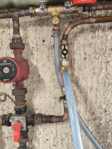 Photo de galerie - Fin du desembouage , remontage du pot de décantation et pose du produit inhibiteurs  x100 marque sentinel(pour ralentir la corrosion et le calcaire interne du circuit et des éléments de chauffage) 