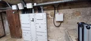 Photo de galerie - Pose de tableaux et raccordement, boîte de dérivation..