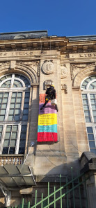 Photo de galerie - Nettoyage de grandes vitres et baies vitrées en accès difficile par cordiste.
Intervention sans nacelle ni échafaudage lorsque l’accès est limité.
Entretien de vitrages, façades vitrées et interventions en hauteur.