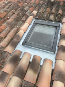 Photo de galerie - Entourage velux en zinc fait sur mesure 