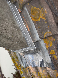 Photo de galerie - Réalisation d’un pied de cheminée zinc plombs joint mastic 