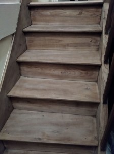 Photo de galerie - Décapage escalier en orme teinté rustique.