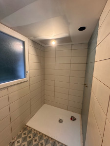 Photo de galerie - Pose de la faïence dans un salle de bain