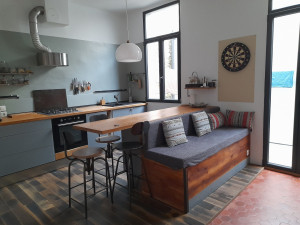 Photo de galerie - Pose complète cuisine, plancher, construction banquette, peinture