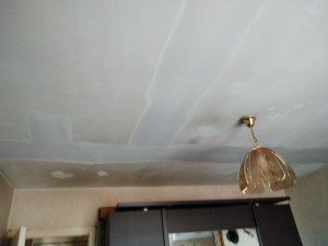 Photo de galerie - Reprise de fissures en plafond, on attend le séchage pour lancer les étapes suivantes ! 