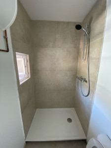 Photo de galerie - Salle de bains pose carrelage 60x60 rectifier avec joint beige pierre en epoxy 