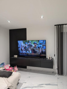 Photo de galerie - Découpe et mise en place de tasseaux décoratif autour du meuble TV