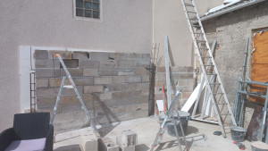 Photo de galerie - Montage mur parpaing de 20 avec réservation poteaux 
