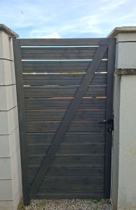 Photo de galerie - Fabrication et pose d'un portillon sur mesure en bois, en remplacement d'un portillon métallique