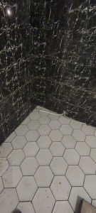 Photo de galerie - Salle de bain en transformation ✨. Contraste marbre noir & carrelage clair au sol.