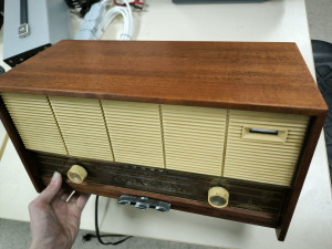 Photo de galerie - Restauration ancien meuble radio 
