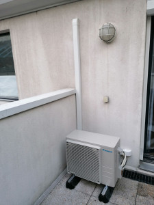Photo de galerie - Pose d'une unité extérieure climatisation 