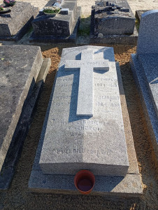 Photo de galerie - Nettoyage d'une pierre tombale